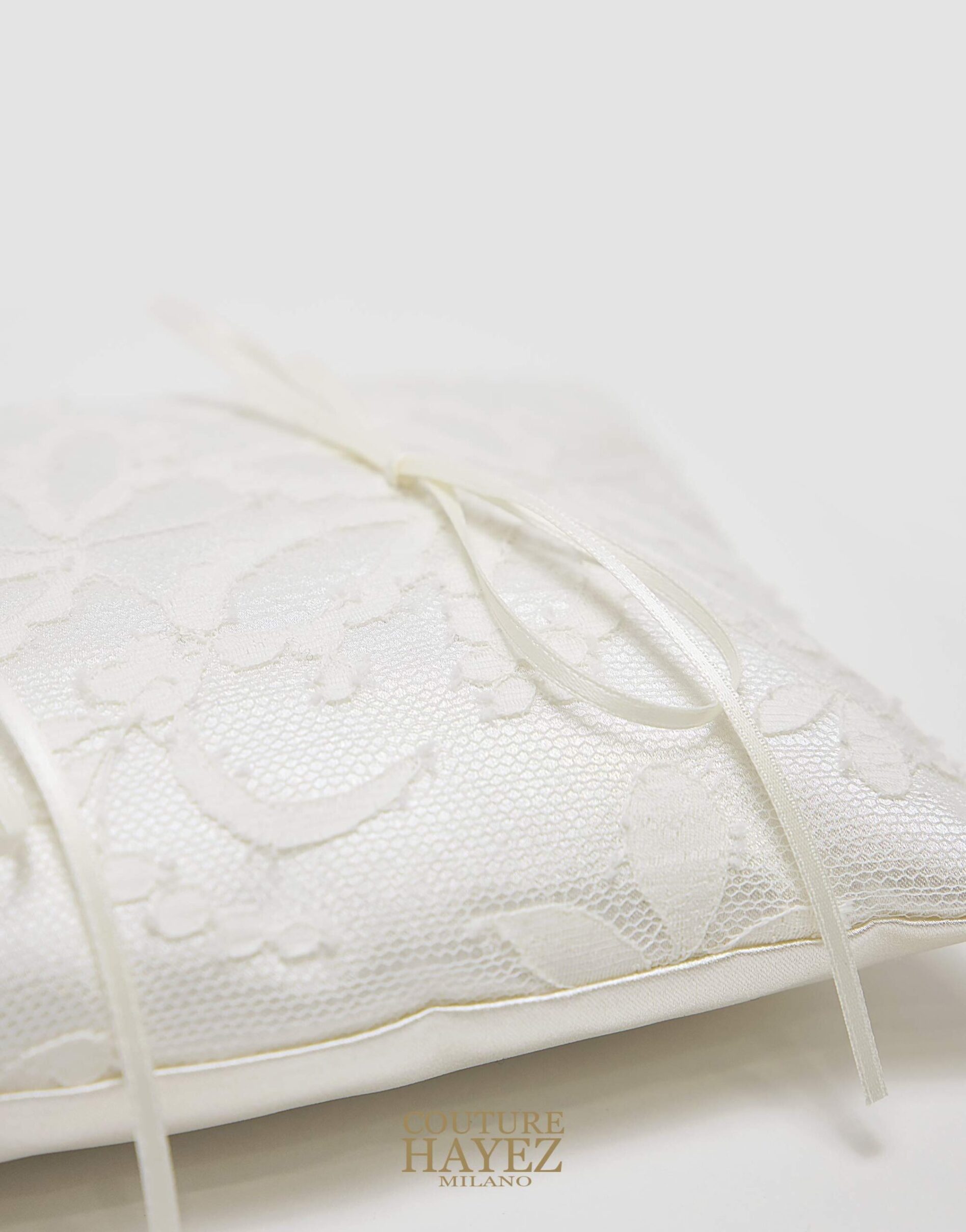 cuscinetto porta fedi elegante e originale ,cuscinetto portafedi bianco seta in pizzo