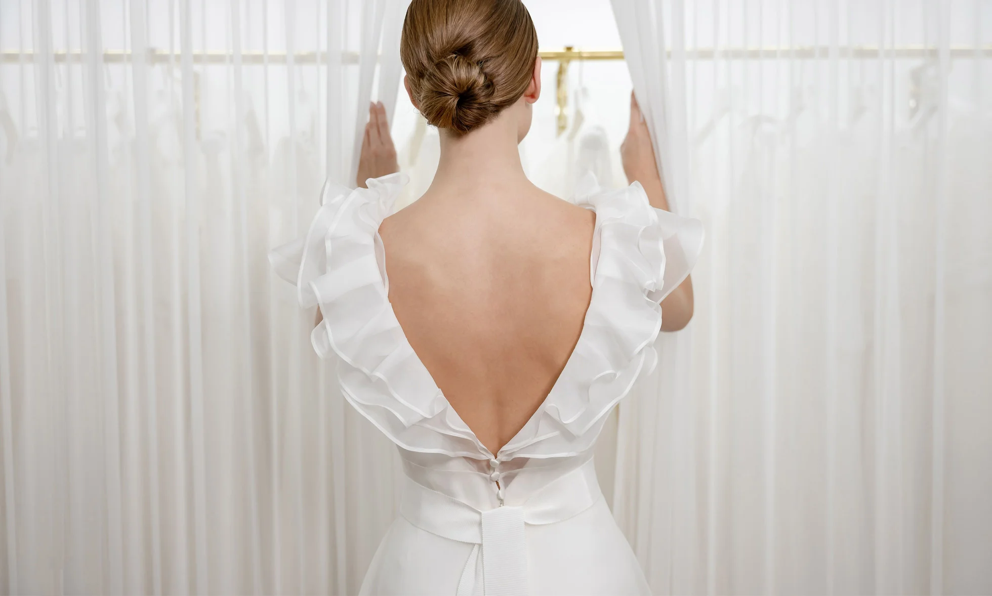 abito da sposa con scollo sulla schiena e volant di organza sulle spalle