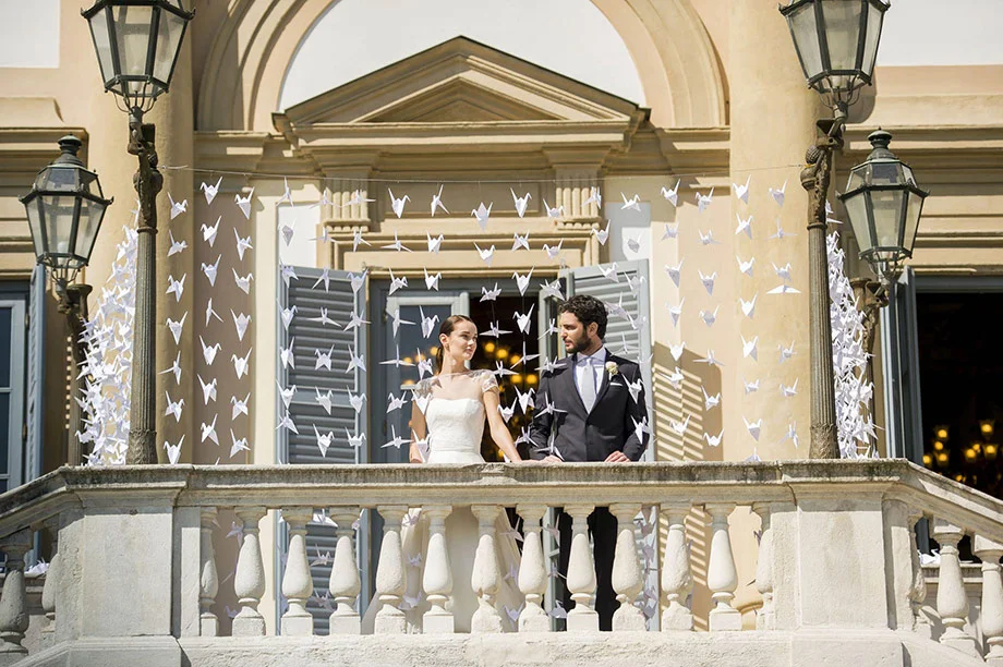 coppia di sposi foto shooting alla reggia di Monza affacciati dal balcone