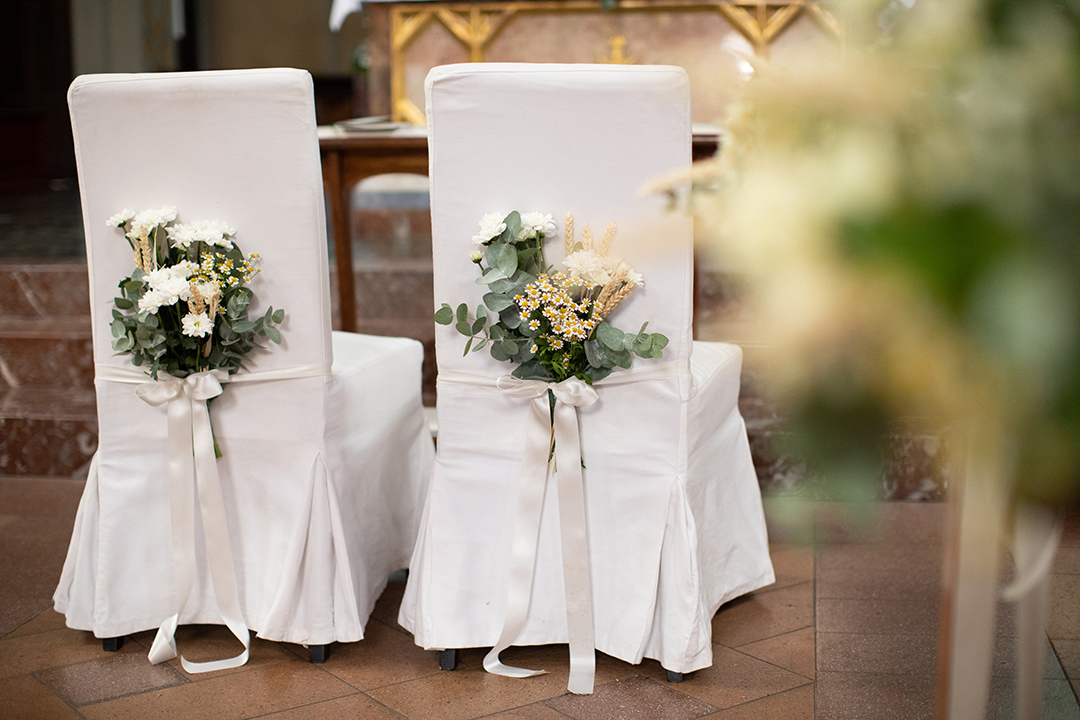 Idee matrimnio sedute chiesa, come allestire l'altare per gli sposi a tema bucolico 