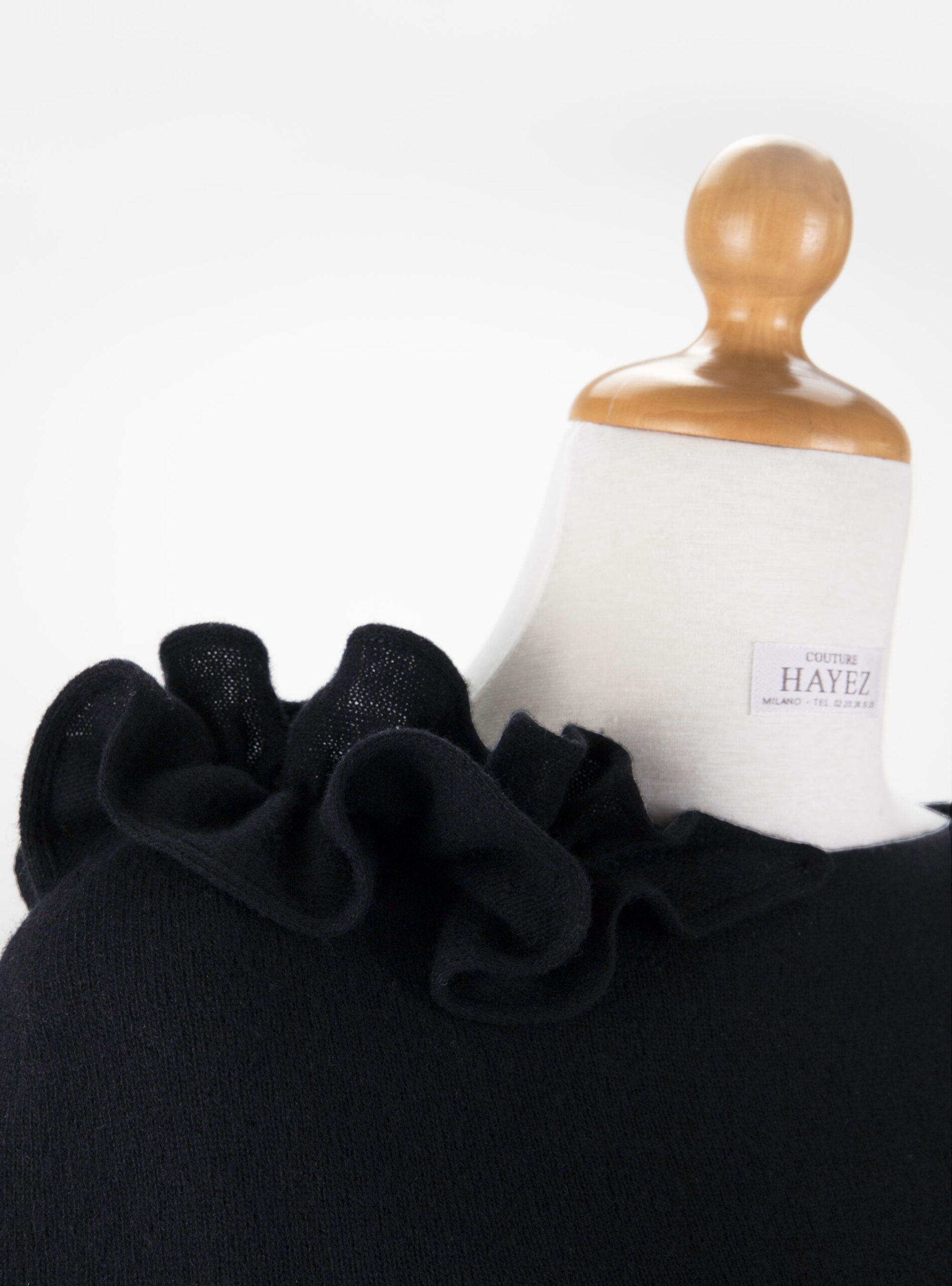 coprispalle nero con decorazione in lana per abito lungo