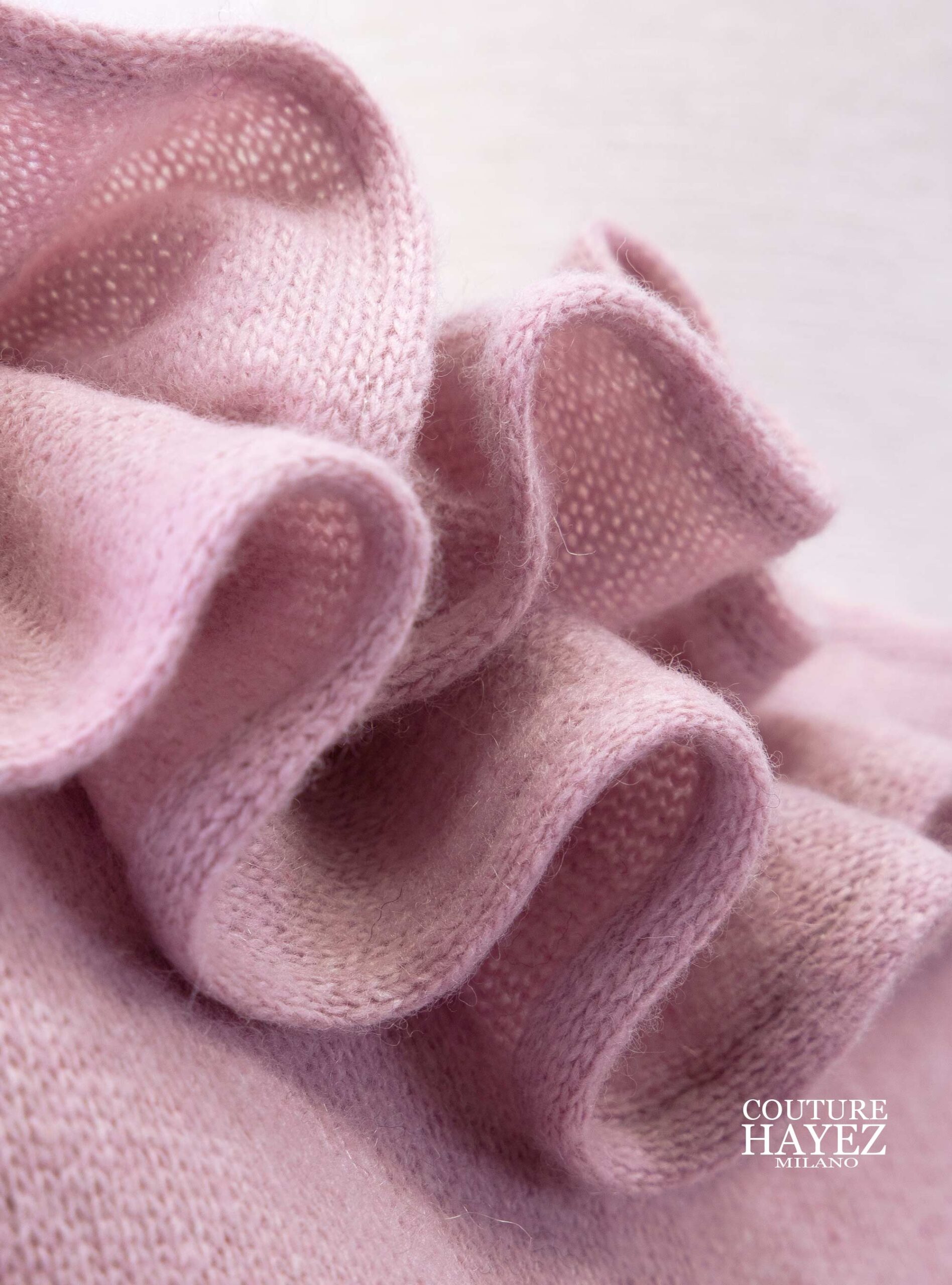 ruche dettaglio su coprispalle in maglia rosa elegante