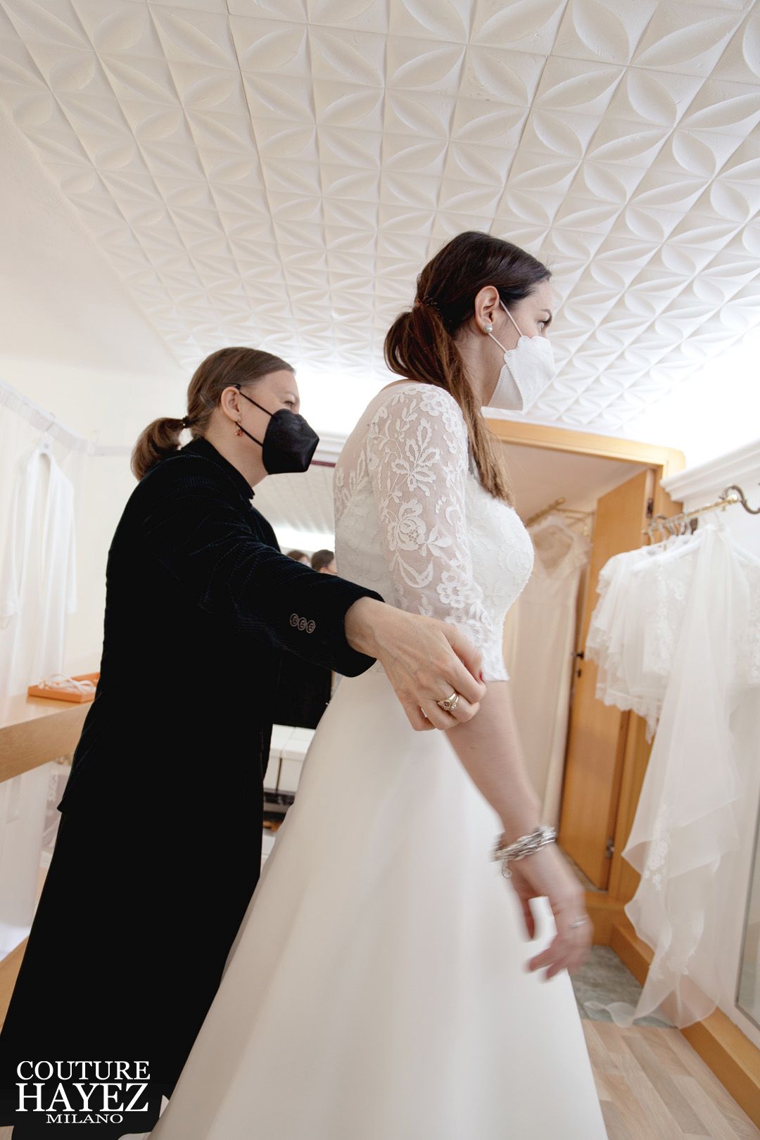 prova dell'abito da sposa su misura in atelier