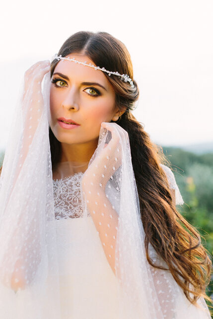 sposa con semi raccolto e coroncina stile per abiti da sposa boho chic