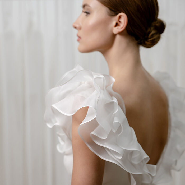 abito da sposa in organza di seta con ruches sulle spalle