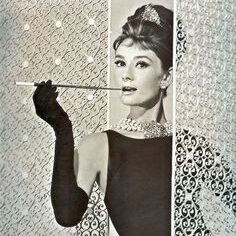 Audrey Hepburn indossa un abito con scollo a barca nel film Colazione da Tiffany