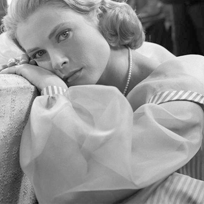Grace Kelly indossa un abito in organza con maniche a sbuffo nel film Alta Società