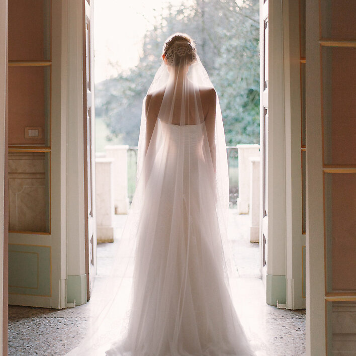 abito da sposa con schiena scoperta e velo