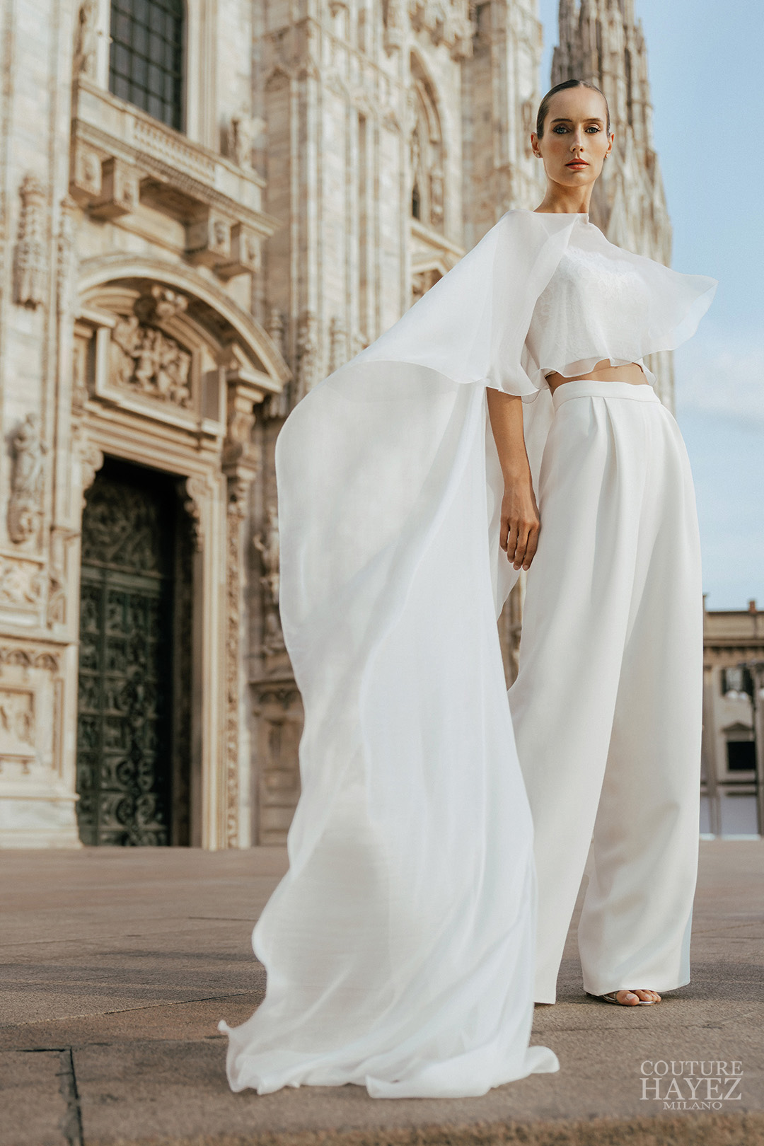 Completo pantalone da sposa con mantella e top in pizzo Couture Hayez Milano