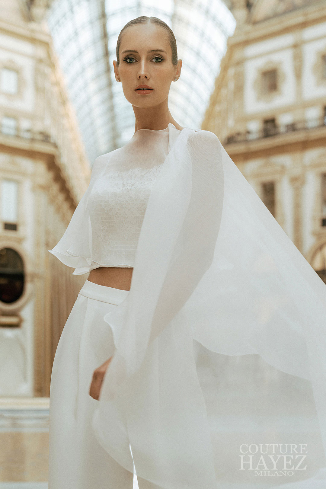 Completo da sposa con mantella leggera e top in pizzo in galleria Vittorio- Emanuele – Couture Hayez Atelier sposa Milano