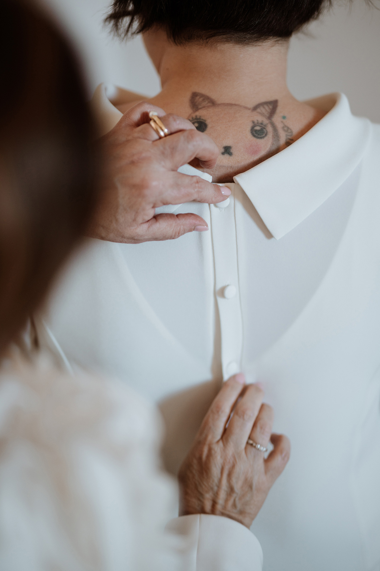 dettaglio-abito-da-sposa-con-bottoncini-sulla-schiena