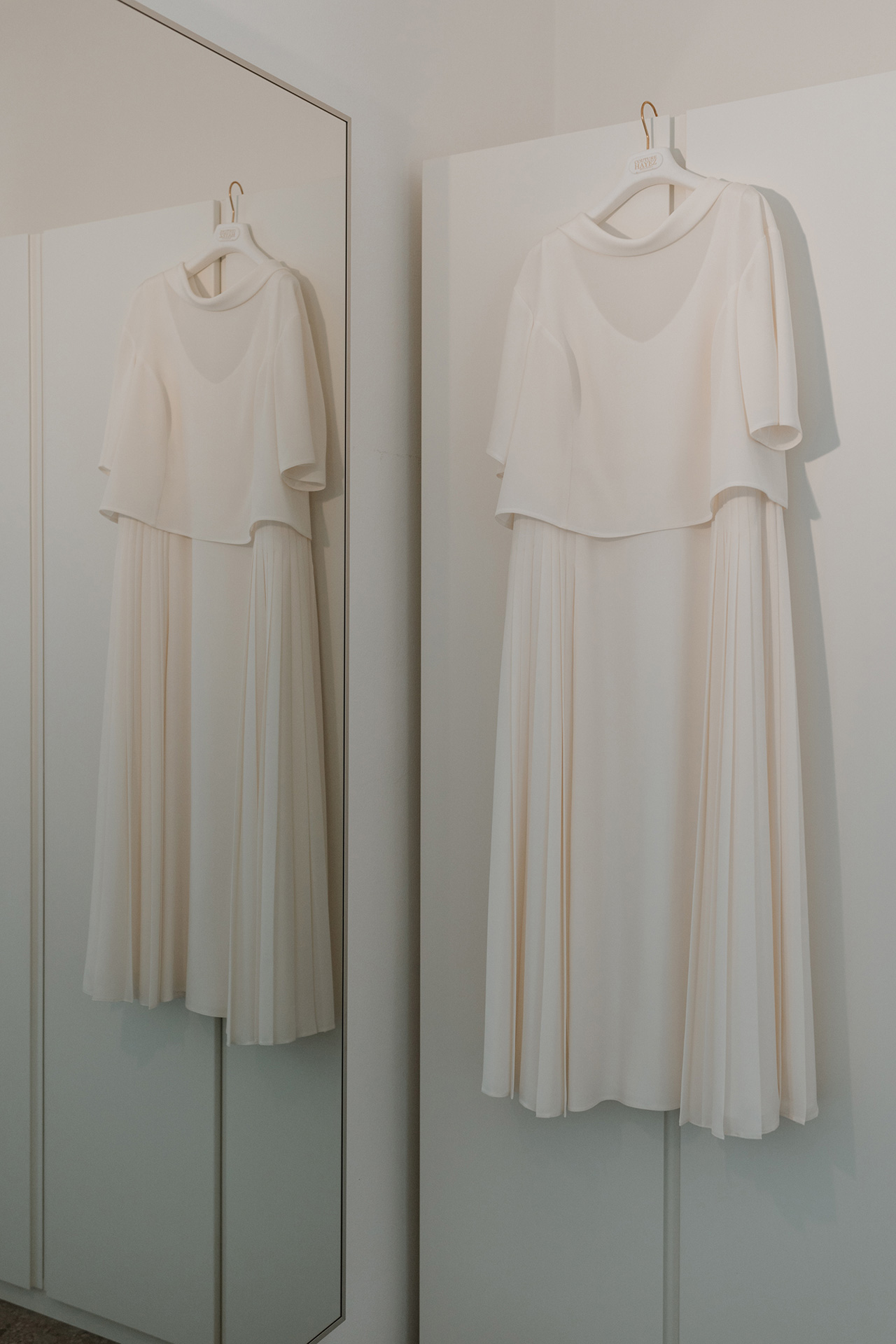 abito-da-sposa-appeso-in-attesa-della-sposa