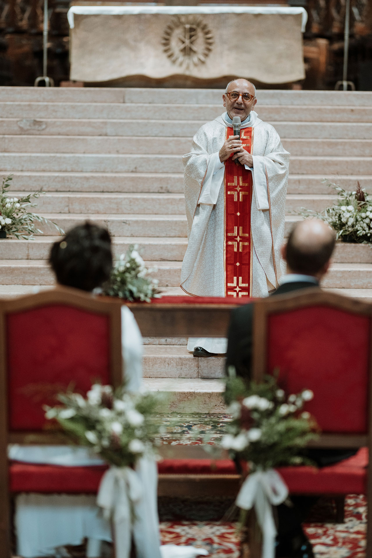 sposi durante il rito religioso duomo di piacenza