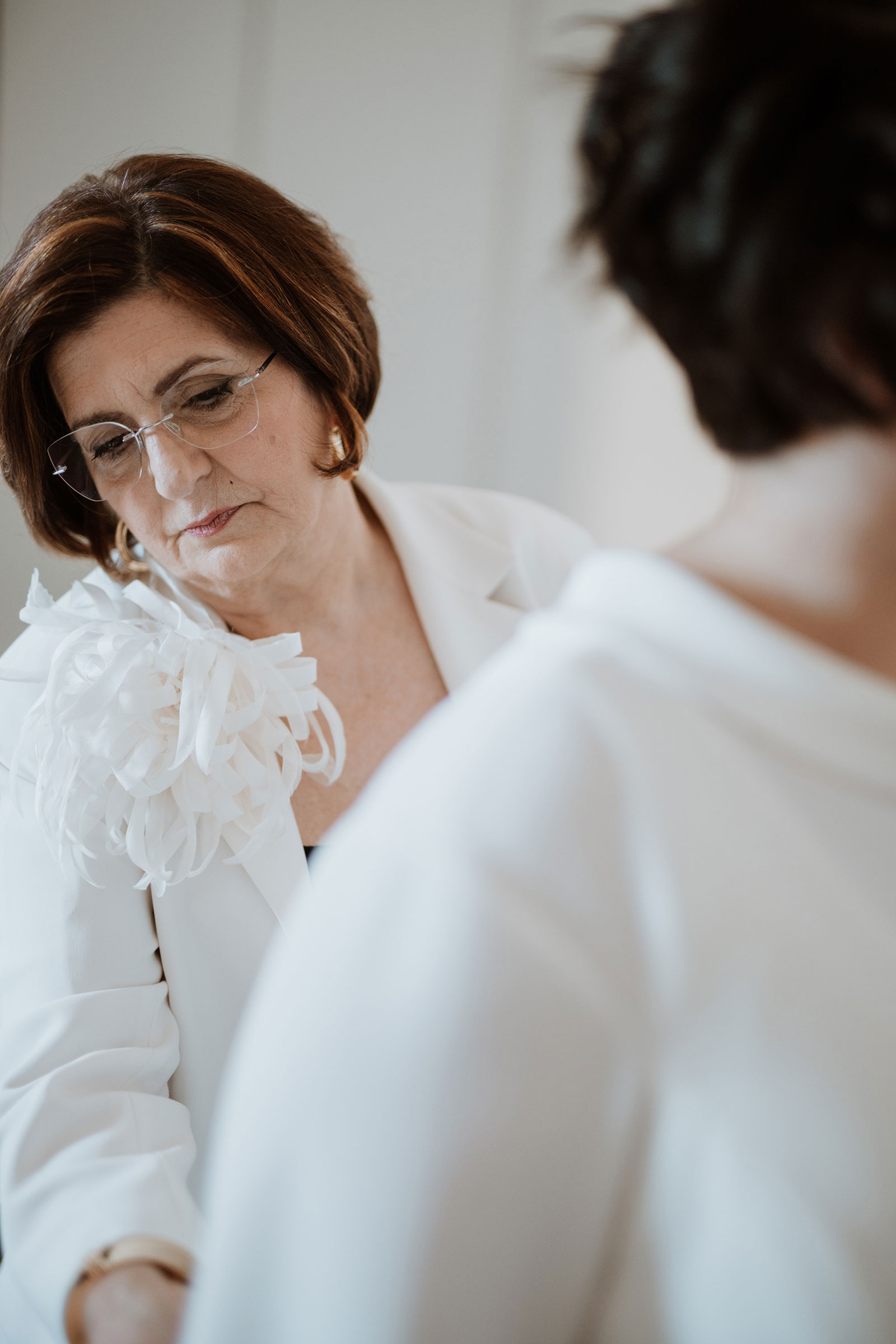 la mamma che prepara la sposa