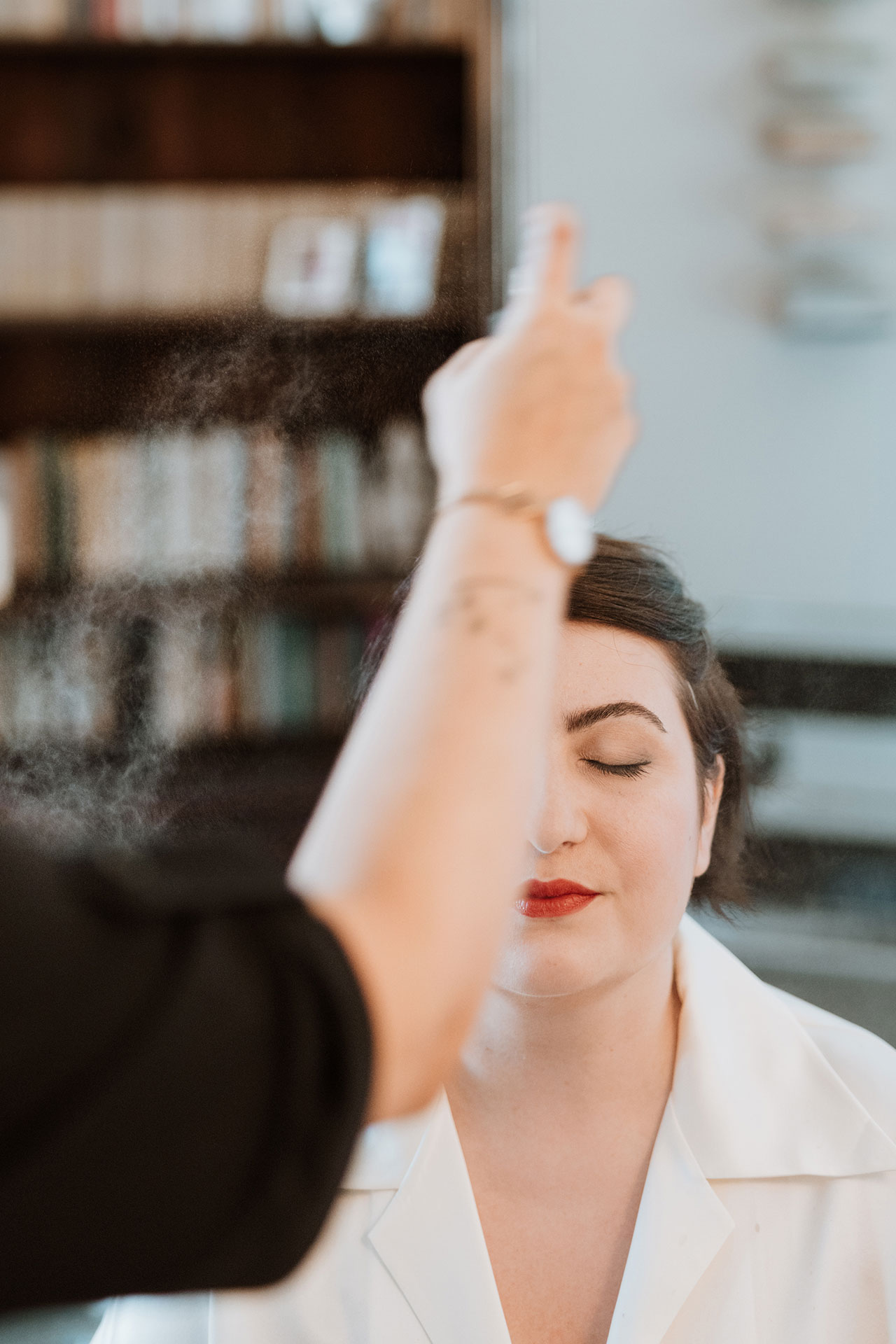 la sposa durate il trucco e acconciatura