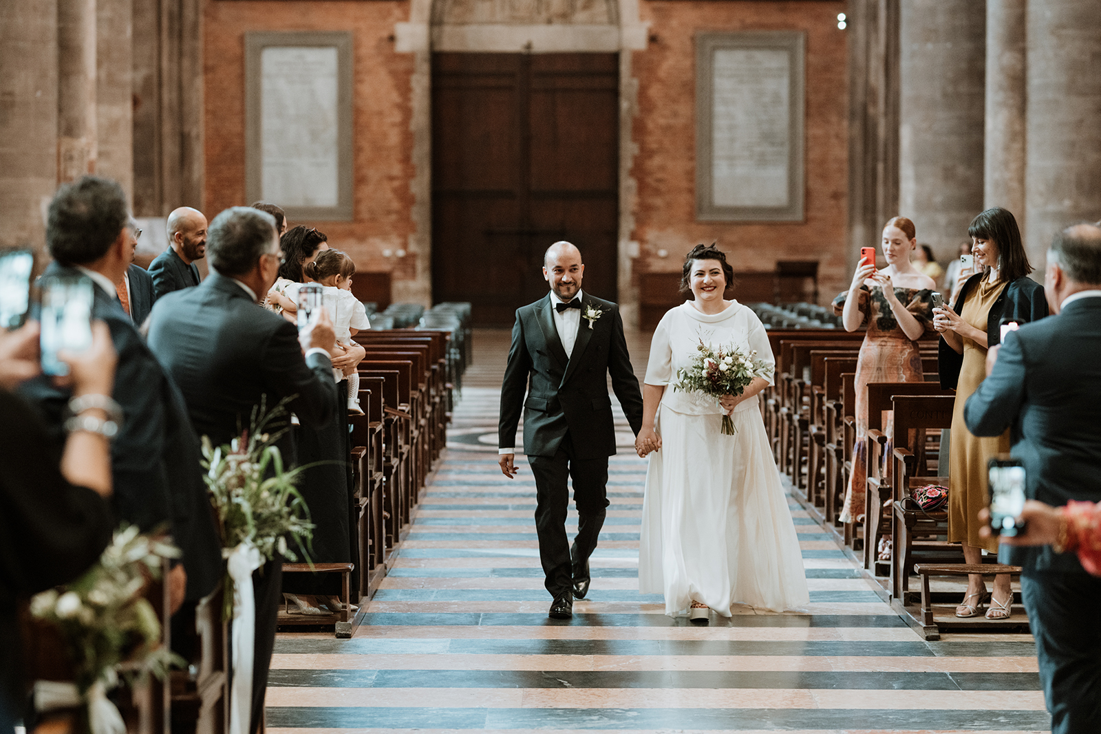 Gli sposi arrivano attraversano la navata del Duomo di Piacenza