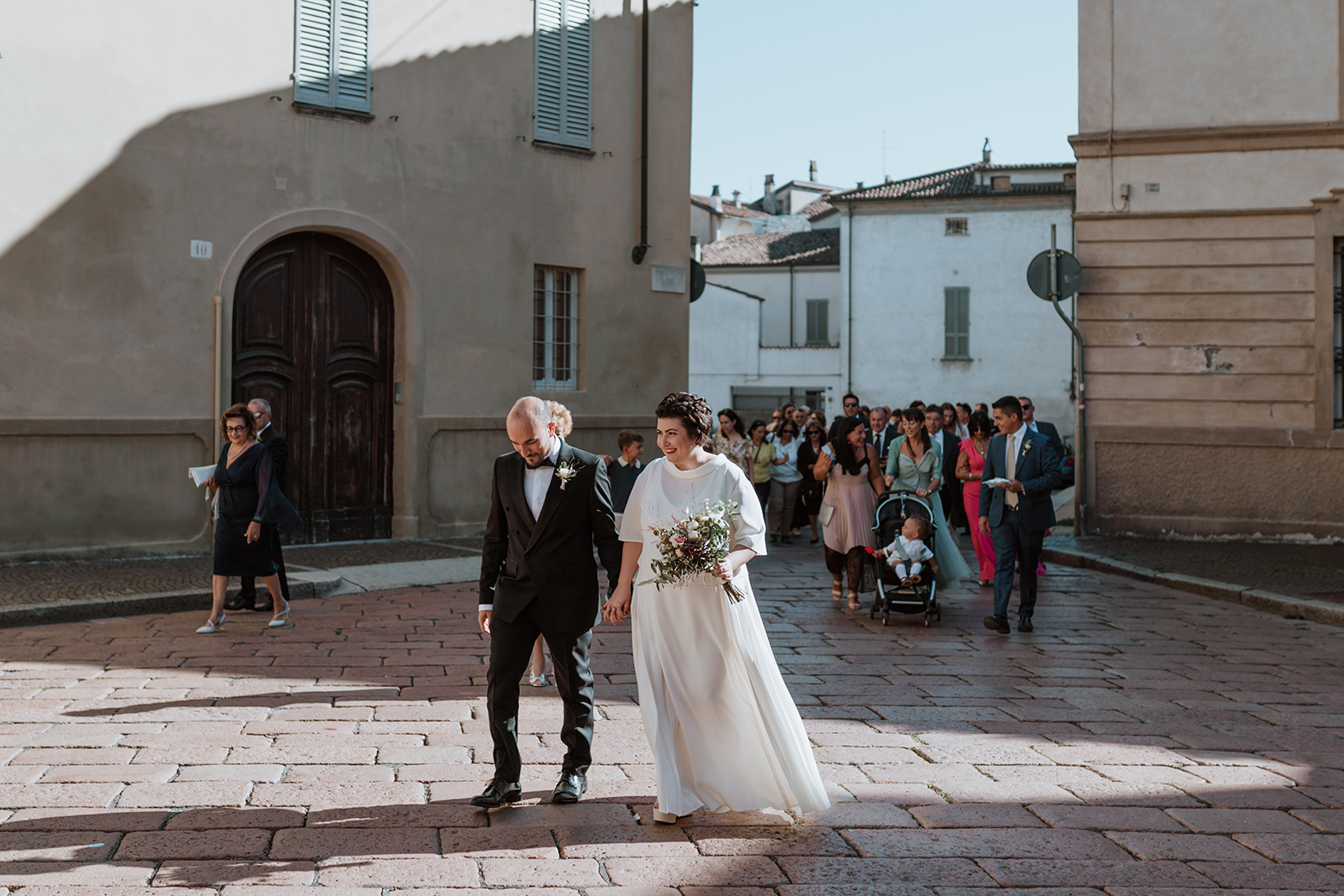 Gli sposi camminano a piedi verso il Duomo di Piacenza