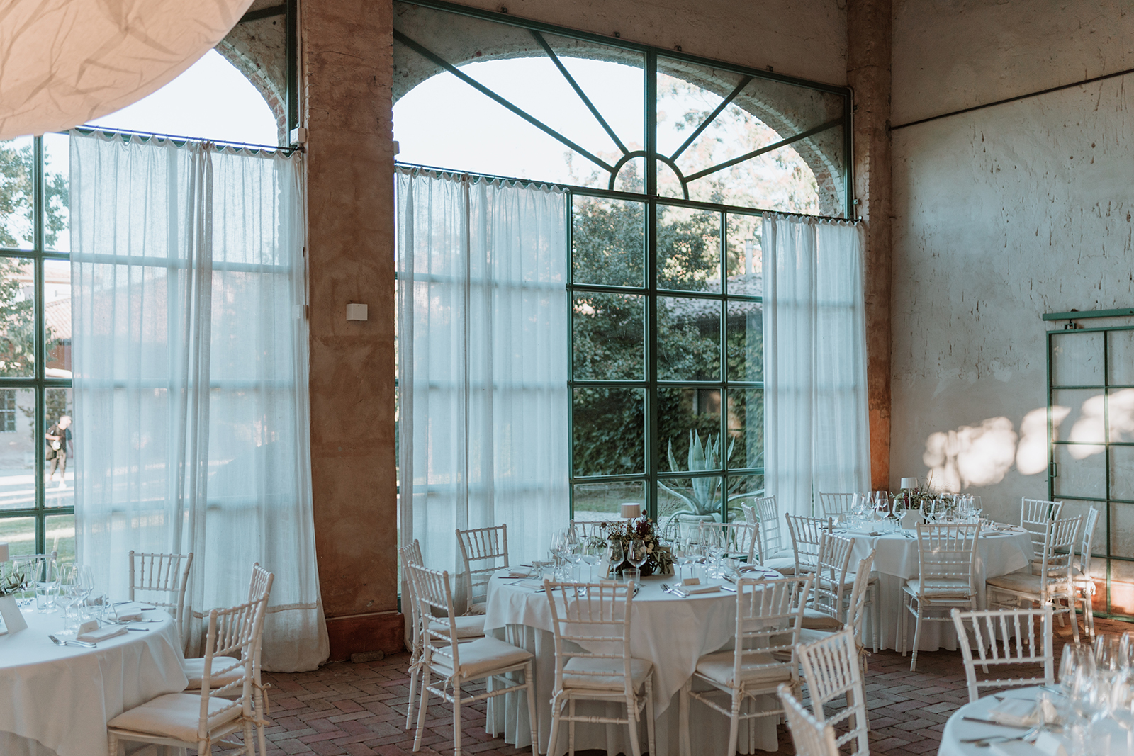 allestimento sposi alla fiaschetteria con tavoli rotondi