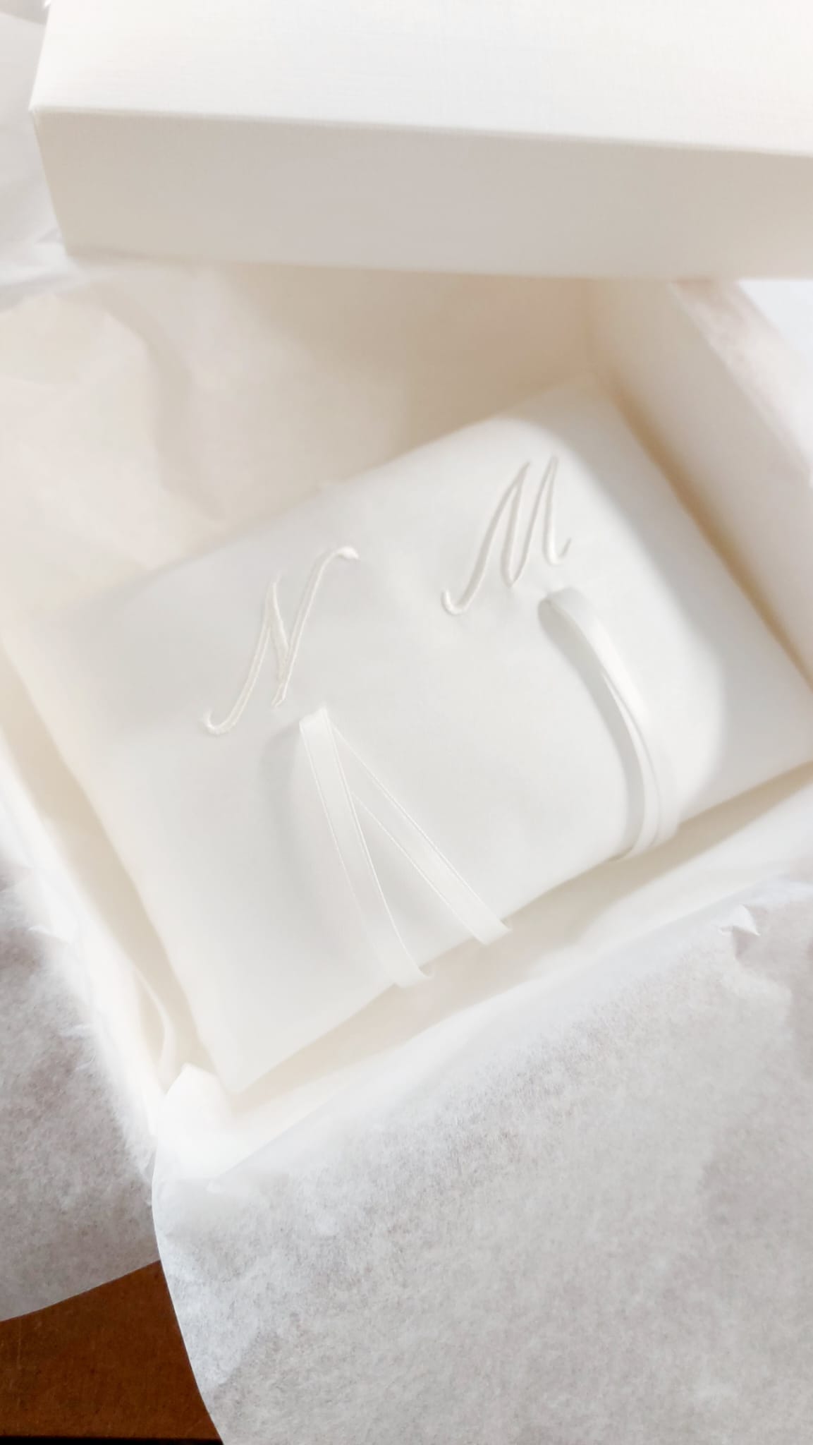 idee regalo per la sposa, portafedi con le inizali degli sposi couture hayez