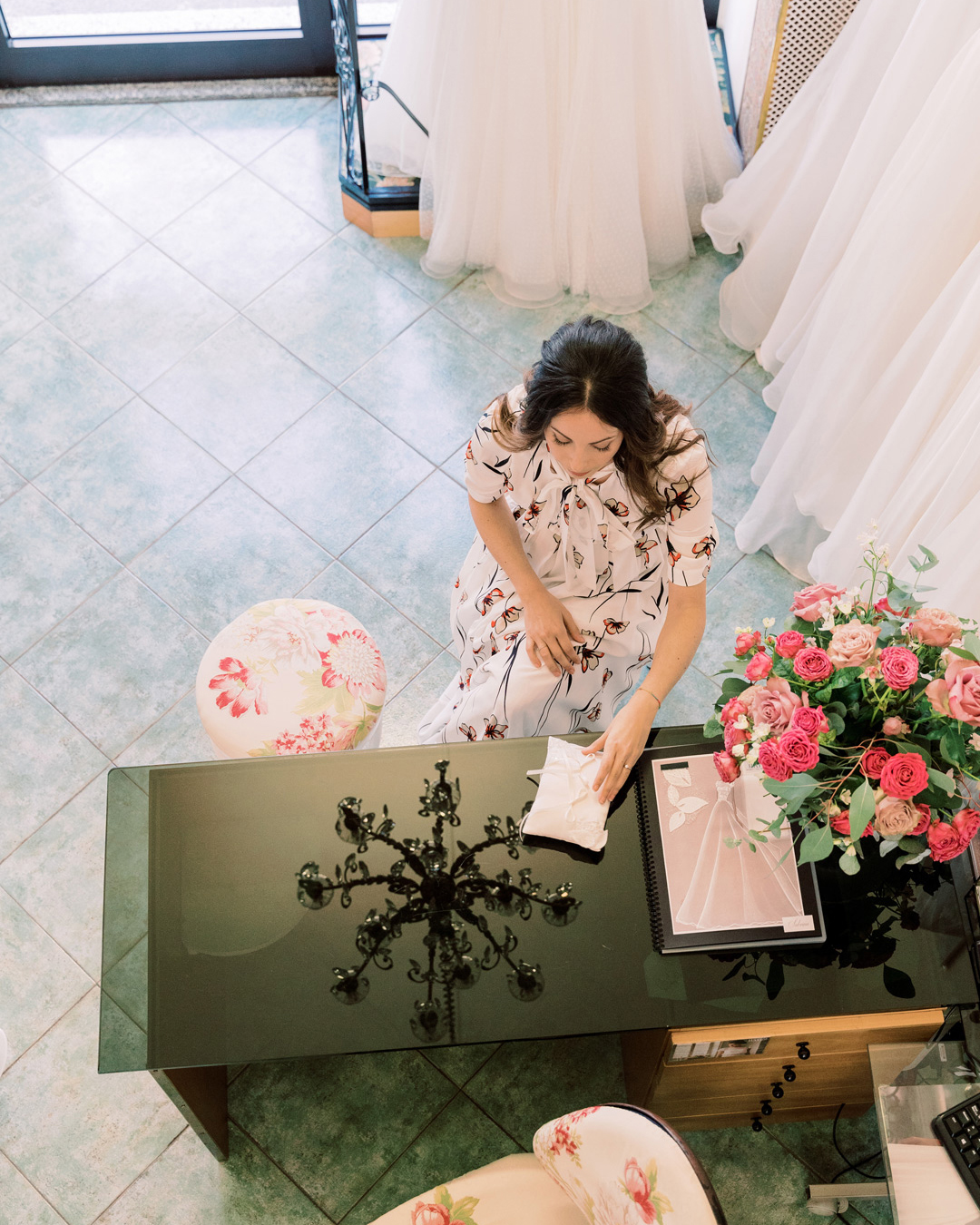 Dove acquistare dei regali ad una sposa a Milano, una sposa che sceglie il suo portafedi nuzioale in atelier