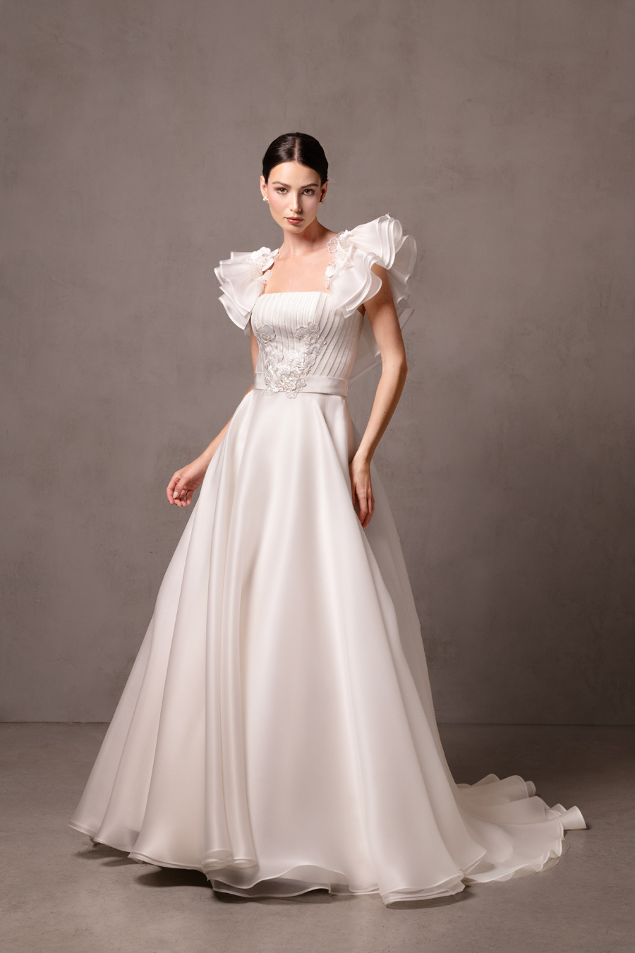 abito-da-sposa-ampio-in-organza-di-seta-con-bustino-ricamato abito da sposa ampio principessa in organza di seta con bustino ricamato e volant staccabili sulle spalle