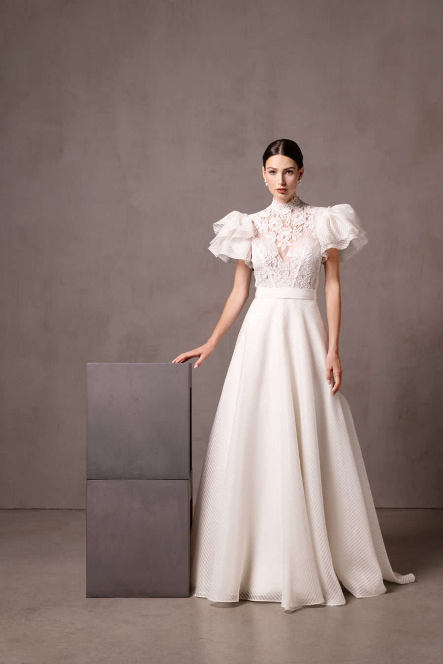 abito-da-sposa-collo-alto-in-pizzo-francese-con-fiori-e-maniche-a-sbuffo abito da sposa collo alto in pizzo con gonna in organza e maniche a sbuffo strutturate