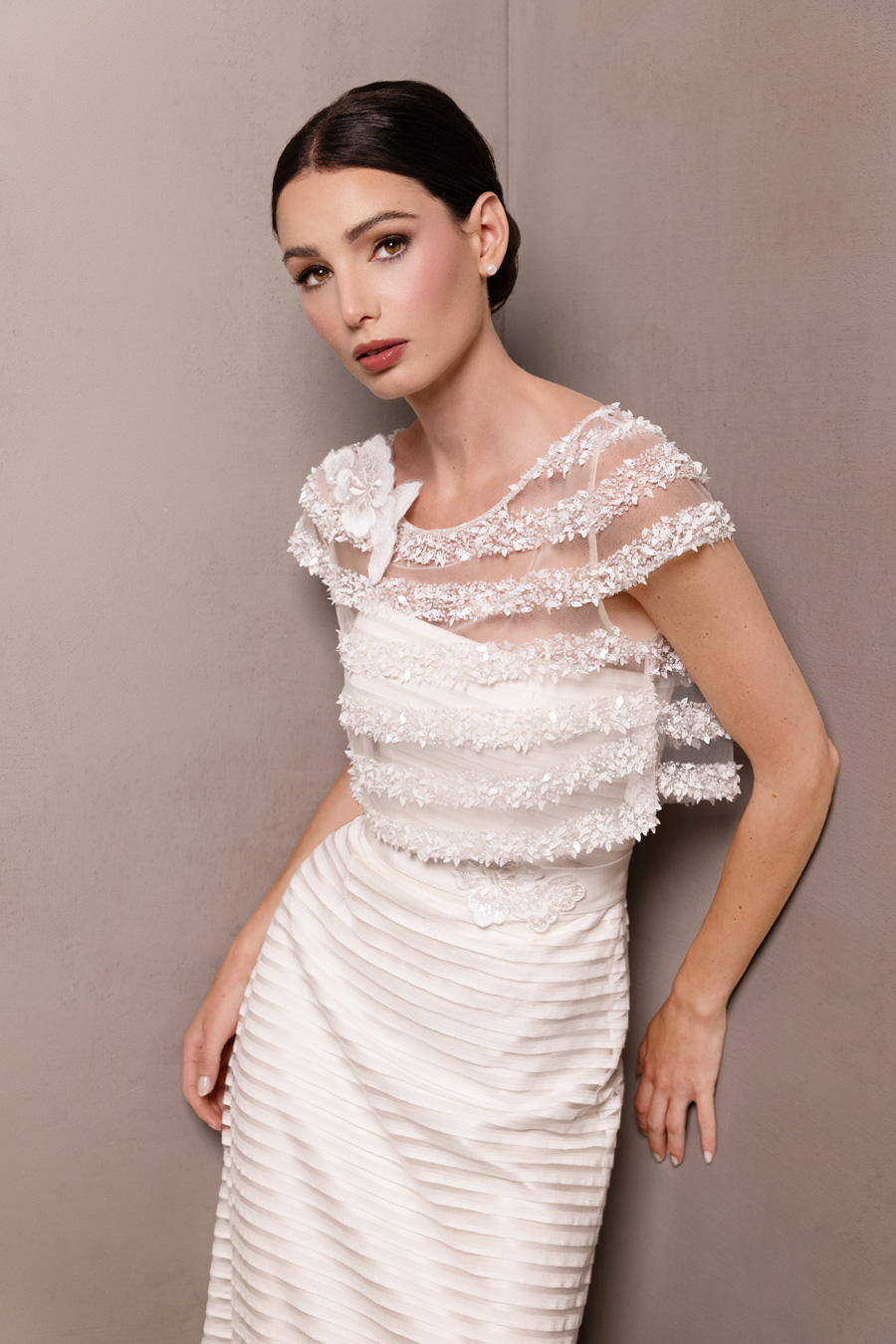 abito-da-sposa-con-coprispalle-semitrasparente-ricamato abito da sposa con coprispalle gioiello in tulle ricamato con maniche corte e motivo a righe