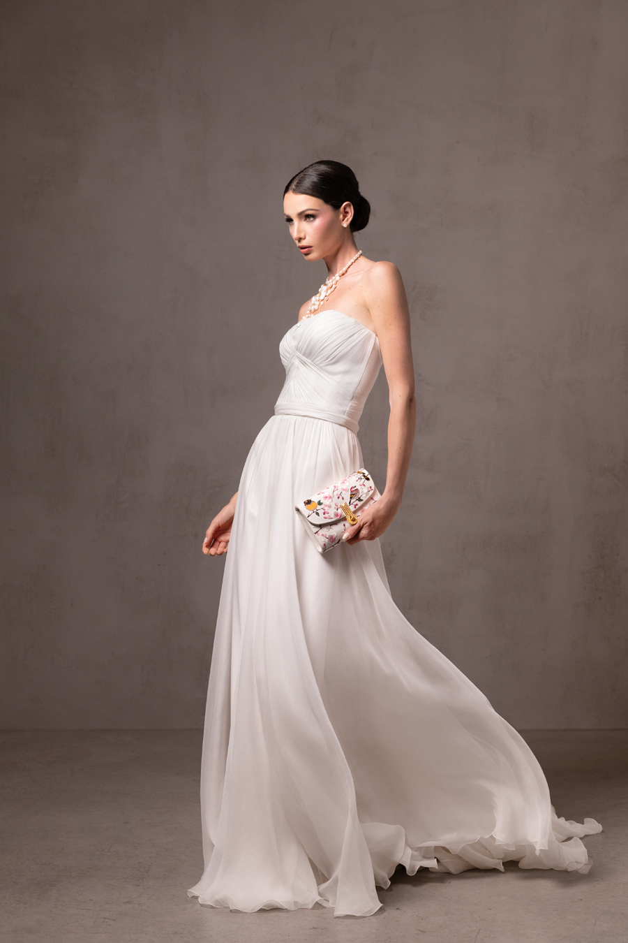 abito-da-sposa-corpetto-aderente-drappeggiato-e-gonna-in-seta abito da sposa elegante con bustino drappeggiato e gonna morbida in chiffon di seta