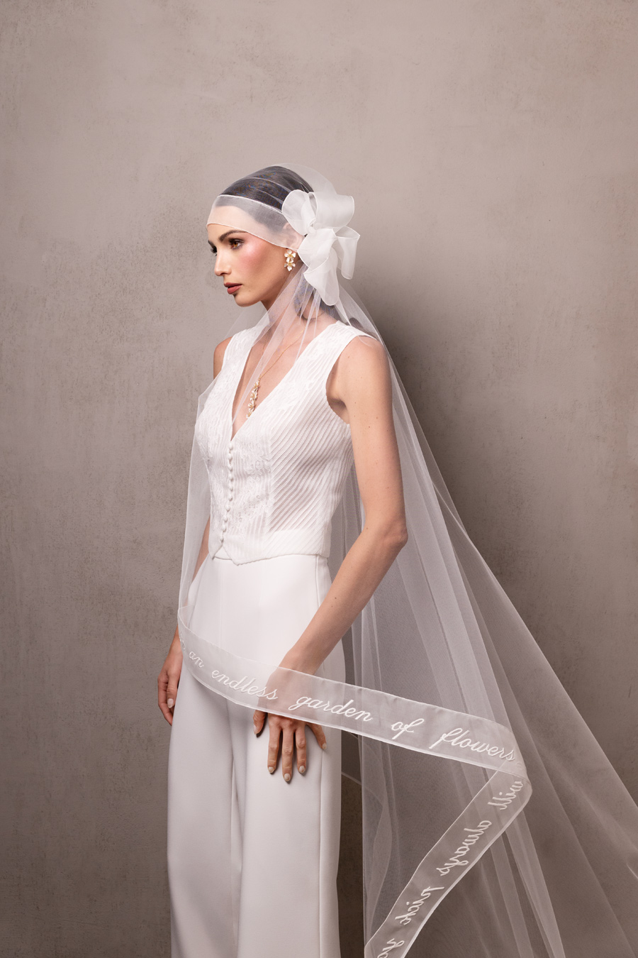 abito-da-sposa-due-pezzi-gilet-in-pizzo-e-pantalone-con-velo-vintage-da-personalizzare-con-scritta abito da sposa non convenzionale due pezzi gilete pantalone con velo lungo con bordo in organza e scritta ricamata da personalizzare