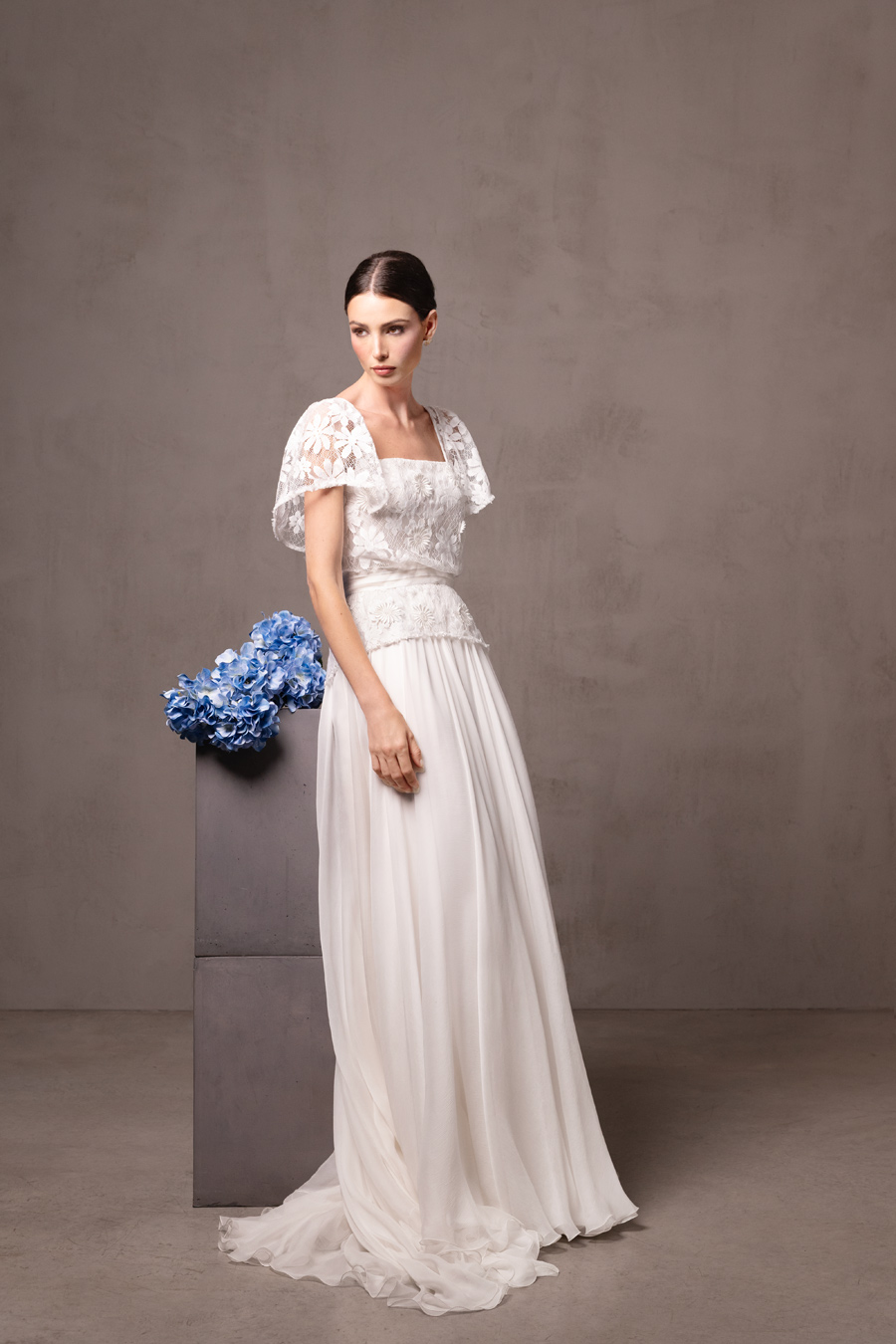 abito-da-sposa-in-seta-e-pizzo-margherite-con-maniche-staccabili abito da sposa con gonna morbida in seta e corpetto in pizzo con margherite con maniche rimovibili