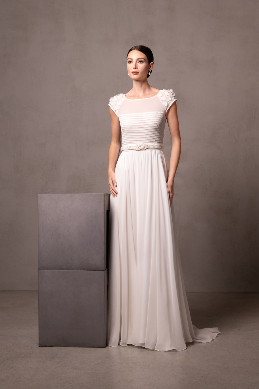 abito-da-sposa-maniche-corte-con-gonna-in-seta abito da sposa con maniche corte e corpetto a righe con dettagli nautici