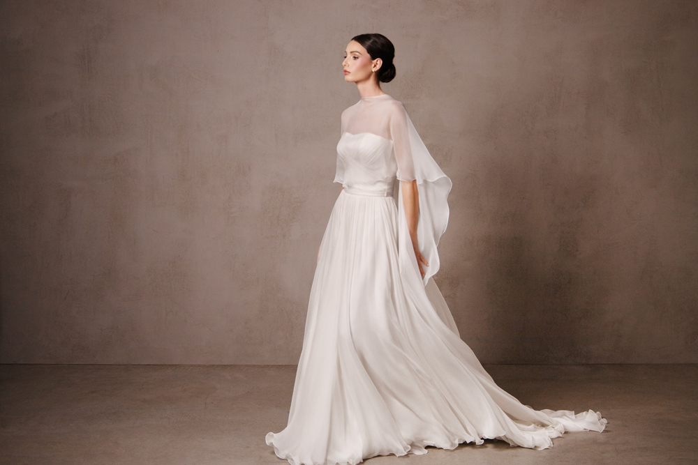 abito-da-sposa-morbido-drappeggiato-in-chiffon-di-seta-con-mantella-lunga-trasparente-in-seta- abito da sposa morbido in chiffon di seta con mantella lunga trasparente in seta