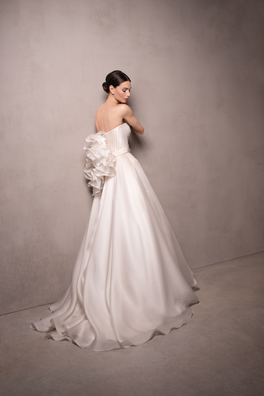 abito-da-sposa-organza-di-seta-ad-a-particolare abito da sposa con gonna ampia in organza di seta e bustino spalle scoperte con volant romantici sulla schiena staccabili
