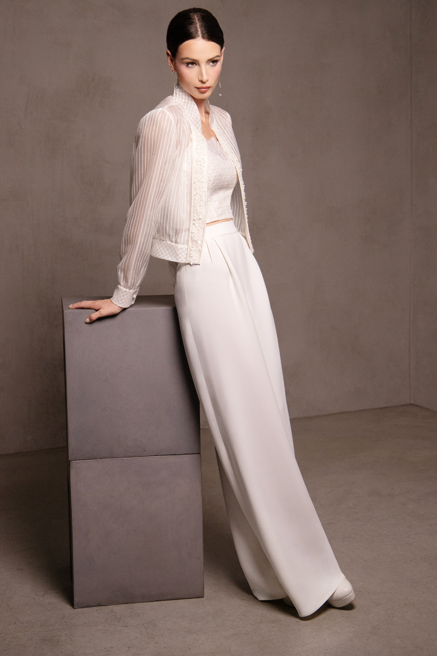 abito-da-sposa-pantalone-con-top-e-giacca-trasparente abito da sposa tuta pantalone in cady di seta con top spalline in pizzo e giacchino a maniche lunghe in organza