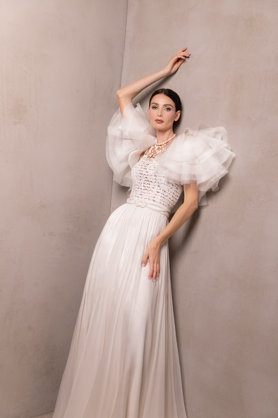 abito-da-sposa-particolare-con-coprispalle-in-organza-volant-sbuffo abito da sposa morbido in seta e pizzo con coprispalle originale scenografico in organza composto da volant a sbuffo
