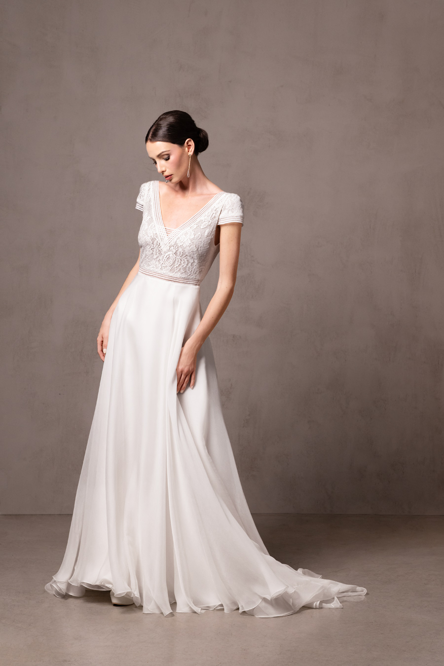 abito-da-sposa-scivolato-maniche-corte-con-motivi-a-righe-e-scollo-a-v abito da sposa scollo a v con maniche corte e gonna scivolata in seta stile sportivo elegante