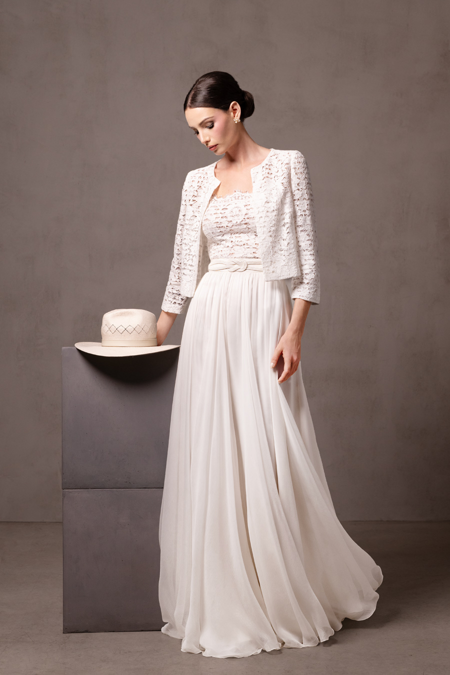 abito-da-sposa-scivolato-morbido-in-seta-con-giacca-in-pizzo abito da sposa leggero e scivolato in seta con giacchino in pizzo francese maniche a tre quarti