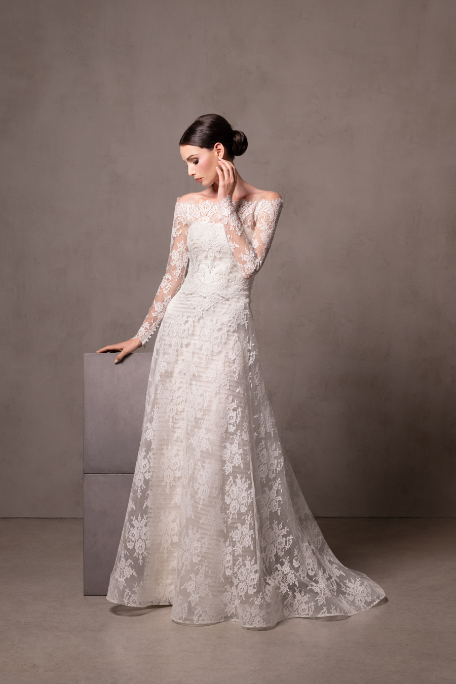 abito-da-sposa-tutto-in-pizzo-con-maniche-lunghe-e-spalle-scoperte abito da sposa tutto in pizzo francese a trapezio con scollo omerale e maniche lunghe