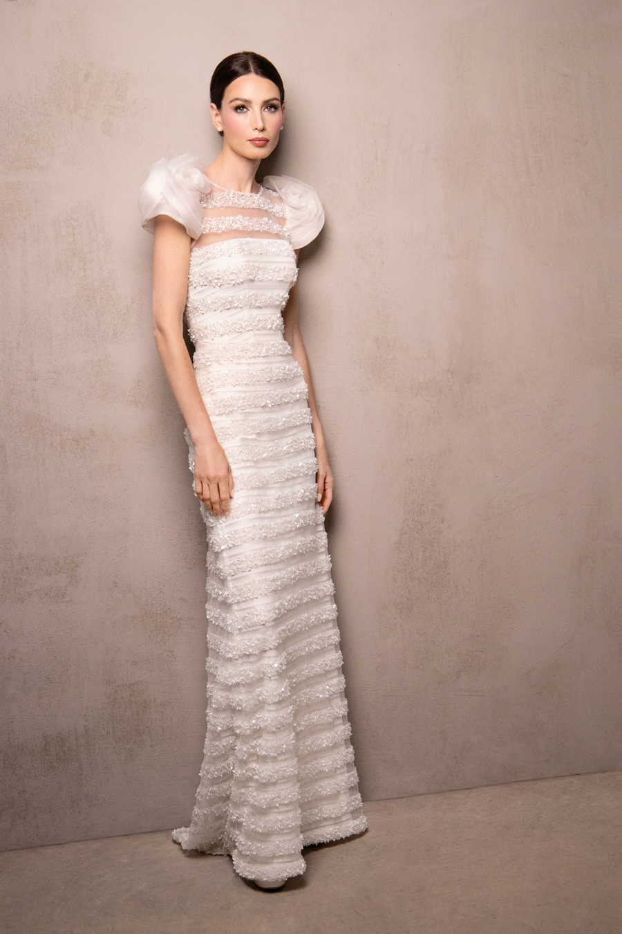 abito-da-sposa-tutto-ricamato-tubino-a-righe abito da sposa ricamato con motivo semitrasparente a righe di perline luminose e maniche originali in organza