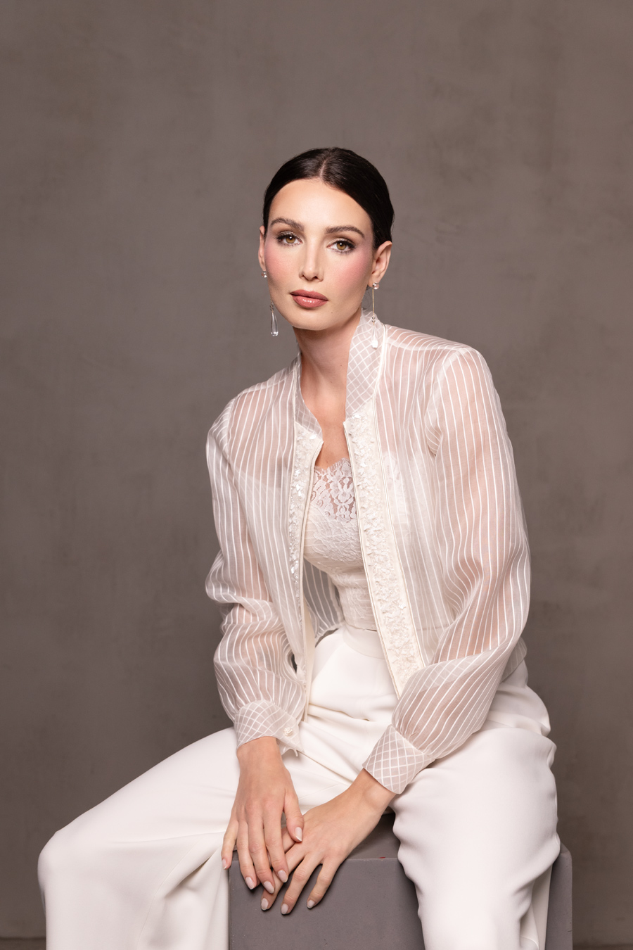completo-sposa-pantalone-alternativo-con-giacchino-in-organza-a-righe abito da sposa pantalone con top in pizzo e giacchino in organza ricamato