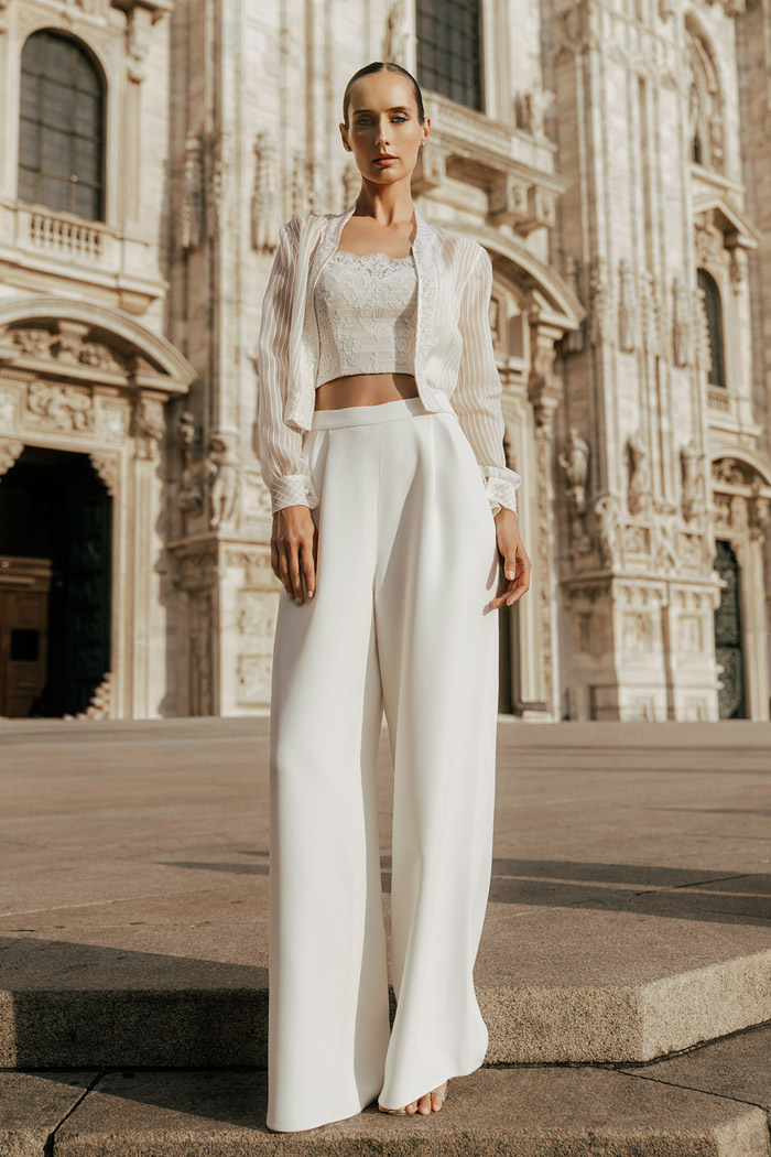 sposa-con-abito-tre-pezzi-giacchino-pantalone-e-top-fotografata-davanti-al-duomo-di-milano sposa con abito pantalone per rito civile fotografata davanti al Duomo di Milano