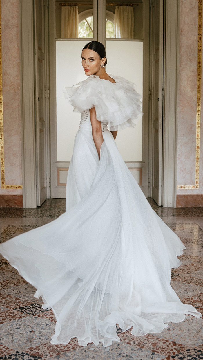 sposa-elegante-con-abito-particolare-in-villa-italiana sposa con abito couture realizzato in Italia fotografata in una villa del lago di Como