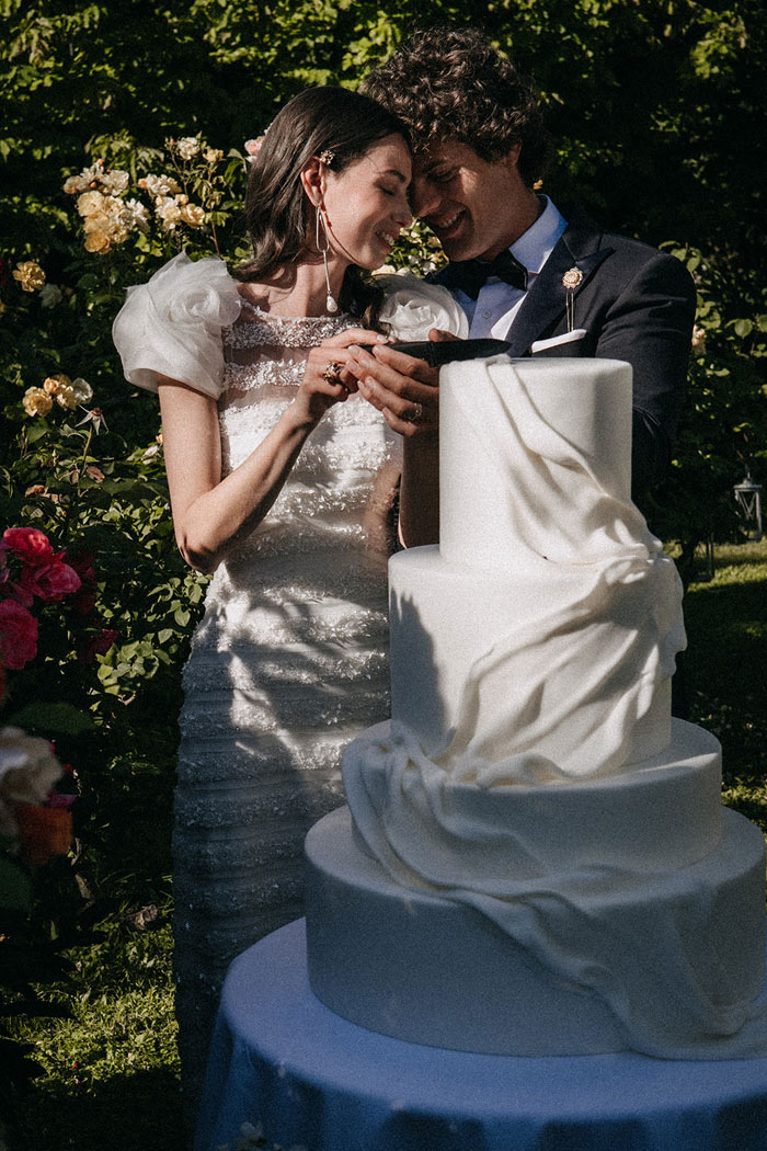 sposa-indossa-abito-gioiello-al-taglio-della-torta-con-lo-sposo sposa indossa abito gioiello per il taglio della torta con lo sposo