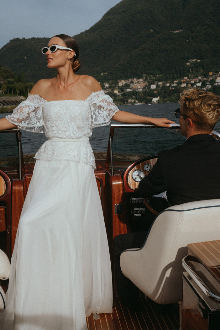 sposa-raffinata-in-barca-matrimonio-sul-lago-di-como sposa sofisticata in barca sul lago di Como in Italia