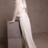 sposa indossa abito non convenzionale due pezzi pantalone palazzo, top e giacchino leggero in organza con maniche lunghe