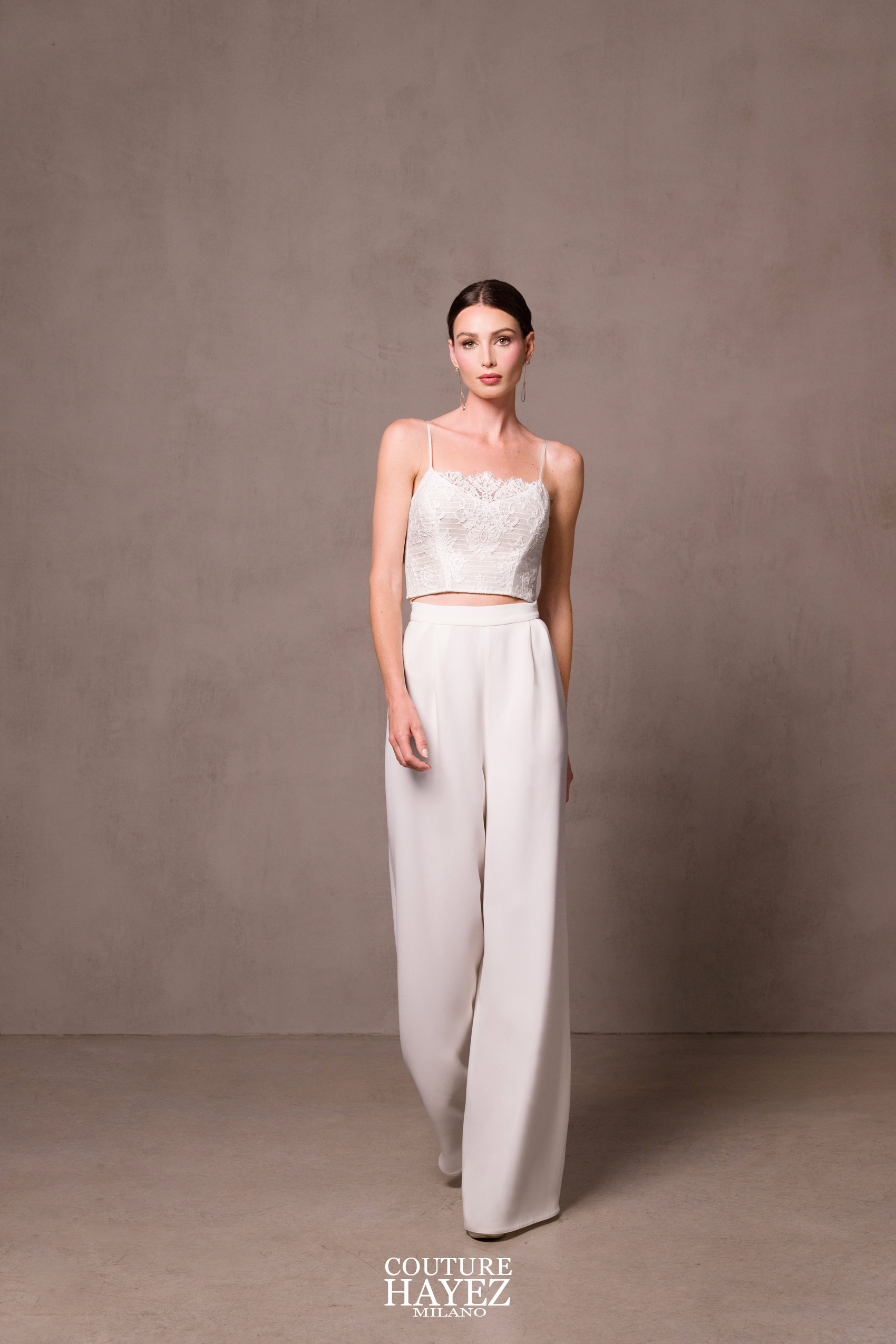 abito da sposa due pezzi composto da crop top in pizzo francese con spalline e pantalone palazzo elegante in cady