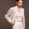 sposa elegante e originale indossa completo tre pezzi con giacchino alta moda in organza di seta a righe con bordo ricamato, top in pizzo chantilly e pantalone morbido in cady