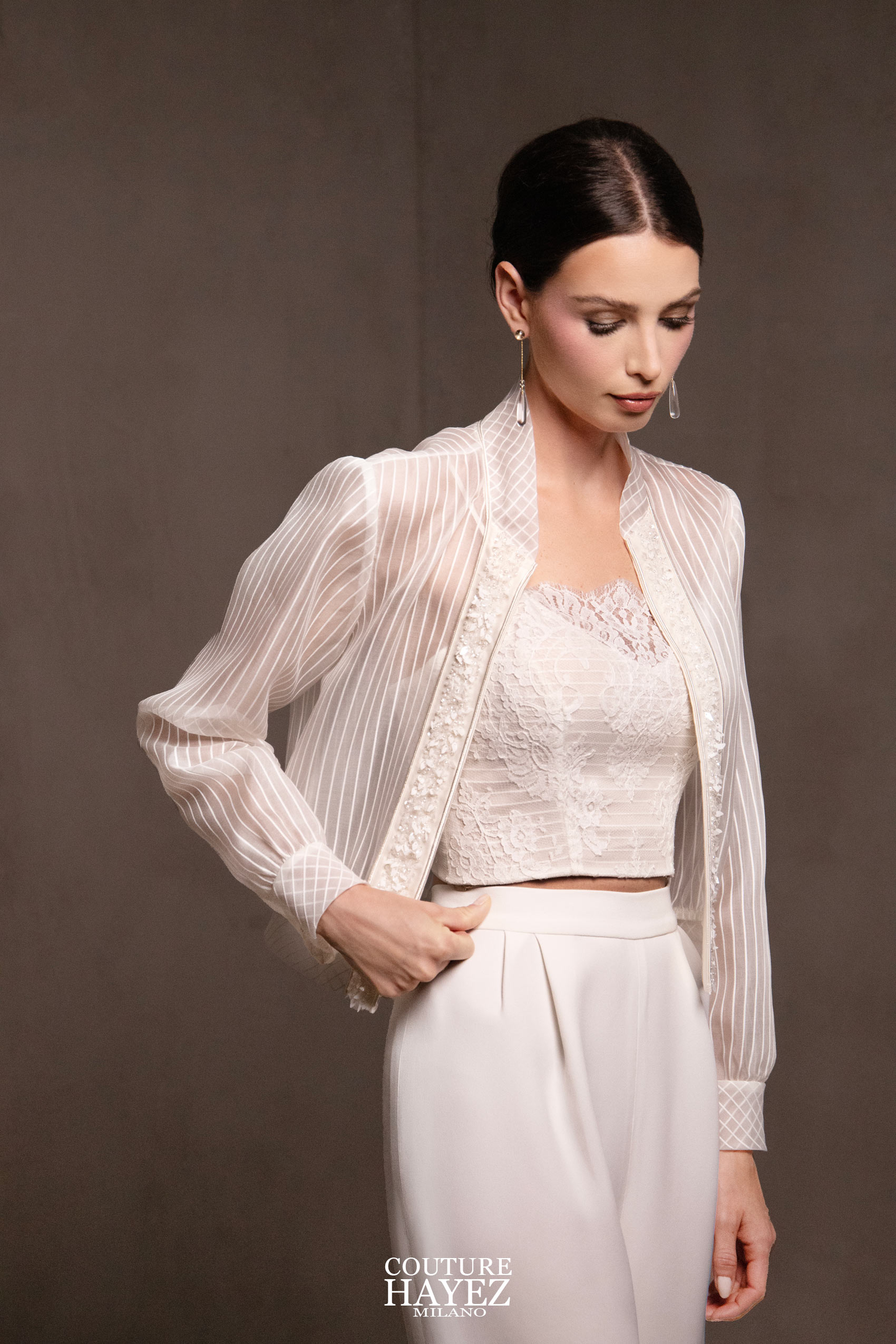 sposa elegante e originale indossa completo tre pezzi con giacchino alta moda in organza di seta a righe con bordo ricamato, top in pizzo chantilly e pantalone morbido in cady